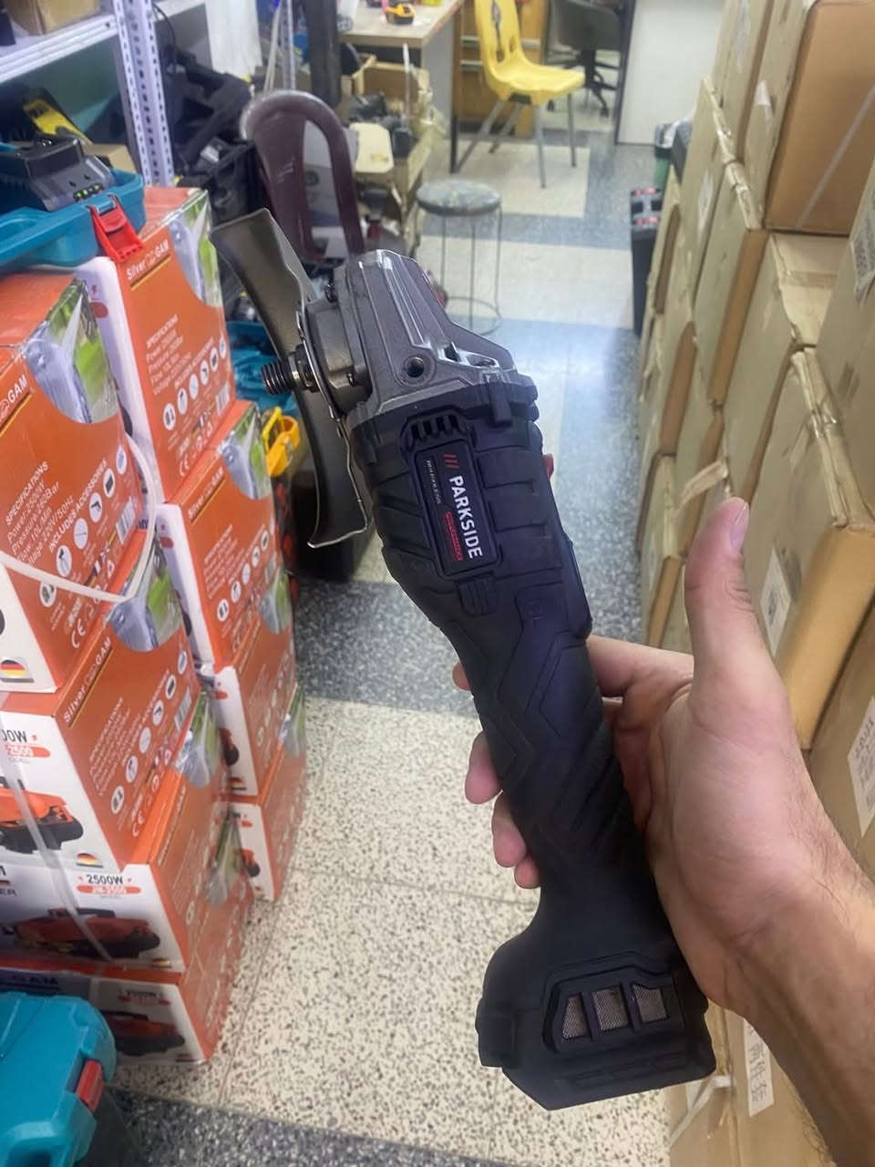 يوجد تصليح قطع غيار وعدد يدوية كل الأنواع جملة ومفرد اصحاب البيوت او المحلات وأسعار مناسبه بطاريات والعدد اليدوية بأسعار مناسبة جدا 
لأهل البيوت او تصليح كميات لاصحاب المحلات بسعر مناسب 
عنواني بغداد الحرية 
عندي توصيل 
***********
