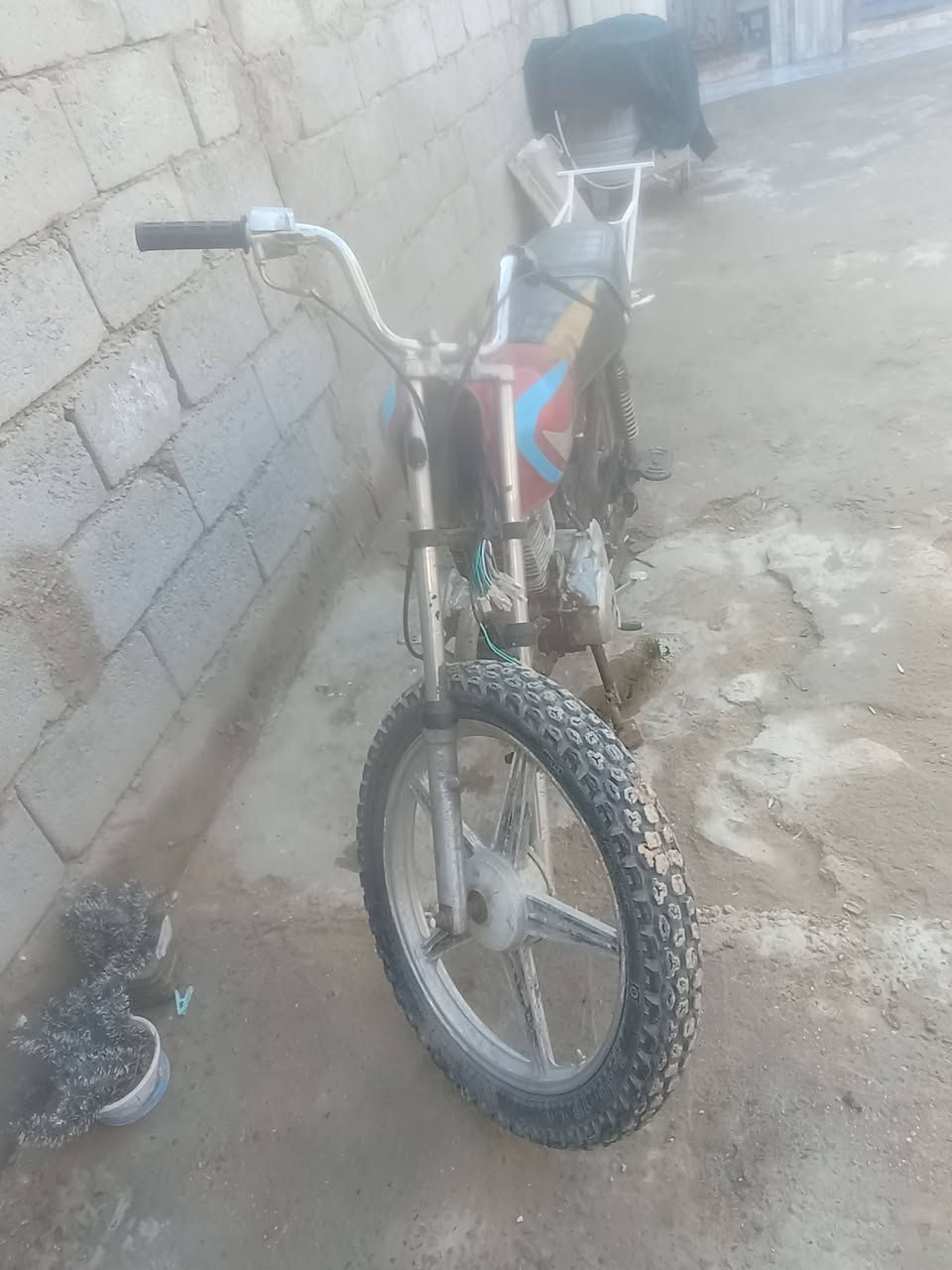 سلام عليكم دراجه للبيع كلك سعر 130 جبله قرب مستشفى الامام علي للتواصل الرقم:***********
