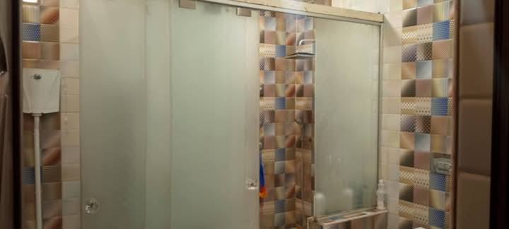 🏠 دار ركن حديثة للبيع - كوت (حي الحكيم الأولى)
فرصة مميزة للسكن الراقي في موقع استراتيجي على شارع "گاله" الرئيسي مباشرة.
📐 تفاصيل المساحة والبناء:
المساحة: 470 متر مربع (ركن).
نوع البناء: طابوق كامل، سقف صب كونكريت.
التشطيب: أرضيات وجدران سيراميك، ديكورات حديثة، السطح "شتايگر".
الحالة: بناء حديث ونظيف جداً (أجمل من الصور).
📋 تقسيم الطوابق:
الطابق الأول:
3 غرف نوم + هول داخلي.
صالة استقبال واسعة.
مطبخ مجهز.
مجموعات صحية كبيرة (داخلية وخارجية).
گراچ واسع + حديقة + جلسة خارجية مميزة.
الطابق الثاني:
3 غرف نوم إضافية.
هول واسع + صحيات.
📍 الموقع والخدمات:
العنوان: واسط - الكوت - حي الحكيم الأولى - شارع گاله الرئيسي (ركن).
نوع العقار: طابو زراعي مرقم.
💰 السعر:
180 مليون دينار عراقي (قابل للتفاوض).
 للاستفسار والتواصل:
***********
***********
