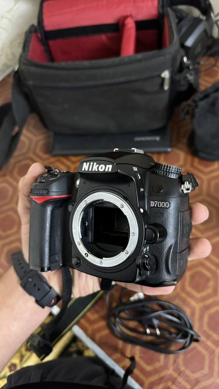 كاميرا نيكون حجم 7000D
هي وملحقاتها كاملة

جديدة ونضيفة حيل 

بس بيها خلل واحد بيت الرام عطل ويتصلح بسهولة

للبيع - 500 الف وبيها مجال 

الاتصال - ***********
