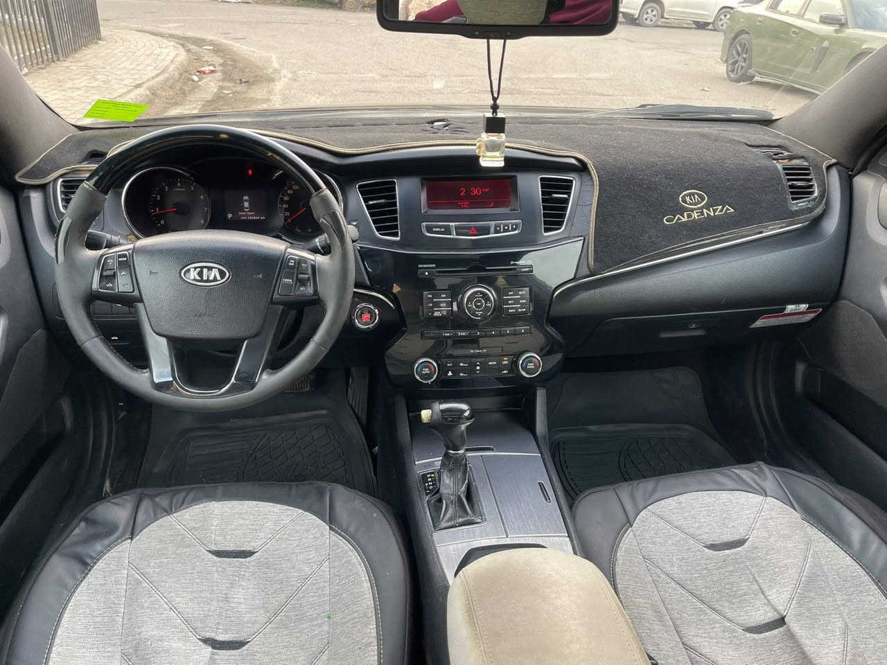 السلام عليكم كيا كادنزا 2011 وارد خليجي بيها مكانات صبغ اثر جراد فول مواصفات مكينه 6 سلندر كير ومكينه لاصرف ولا بخار صدر تايرات تبريد كله جديد مواصفات  بانوراما بصمه تشغيل وابواب مري شفط كشن ذاكره وكهرباء وتدفئة وتبريد برده خلفيه حساسات تحكم جهتين كامره دواره تبريد بيانو لدات خلفي امامي دبل صالنصه سياره جاهزه من كلشي مكانها بغداد السعر 88 وبيها مجال ***********
