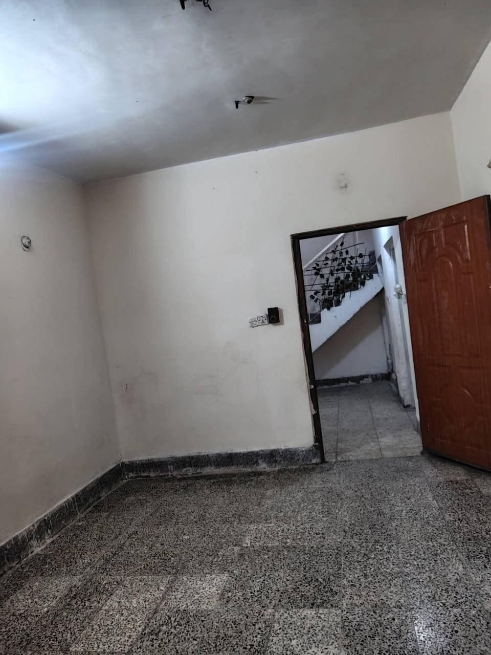 مشتمل للايجار مساحتة ٧٠ متر طابقين غرفتين نوم وصالة ومطبخ وحولي وكراج صغير
السعر ٥٠٠
الغزالية  نهاية شارع قاعة عبلة شارع محمود القيسي
***********
***********
