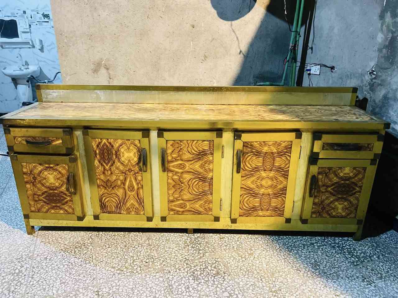 كاونتر نوع الثقيل تعليك الالمنيوم حجم مترتين ونص معا سنك اشتريته يمكن قبل سنه ونص او سنتين بعده حتى جيس الازرك بي تكدر انت تاخذه وتشيله ويصير انضف بعد سبب بيع نريد نفلش مطبخ لن نوعيته كلش زينه وقوي *********** مكان ياسين خريبط سعره 500 الف وبي مجال خذيته ب واحد ونص قسم بالله
