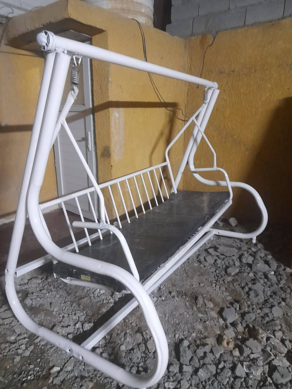 مرجوحة للبيع حديد ثقيل قياس مترين نضيفه وياهه دوشك جلد مكان بغداد ابوغريب الشهداء لسعر ١٧٥ بيهه مجال تصل على الرقم ***********بي واتساب
