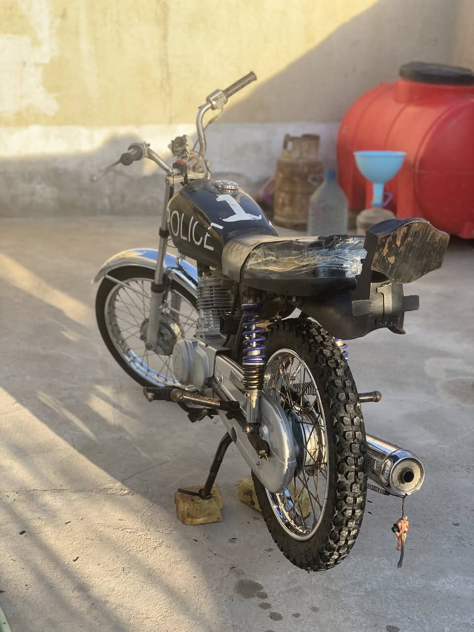 سلام عليكم دراجه للبيع ولمراوس
دراجه نامه مفتوحه بوشه ما عوزها برغي لايت شغال غراض توني شادهن كامله  

السعر 400وبيه مجال قليل

المكان الفهود تقاطع سيد يوشع

***********
