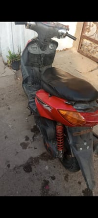 دراجه سكنز١٤٠ للبيع ب٢٠٠ ٠٧٨٦٥٤٣٩٦٥٤ وبيها مجال نضيفه الدراجه الكريعات