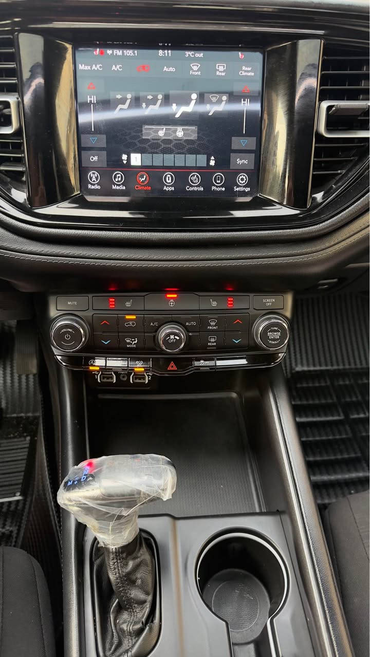 سلام عليكم…
دورنكو وارد امريكي حادث بس بانيد + ايرباك ستيرن + دشبول 
موديل 2023
ماشيه 29000 ميل
السعر 31500 $$$
بغداد حي البنوك
*********** بغداد, العراق
