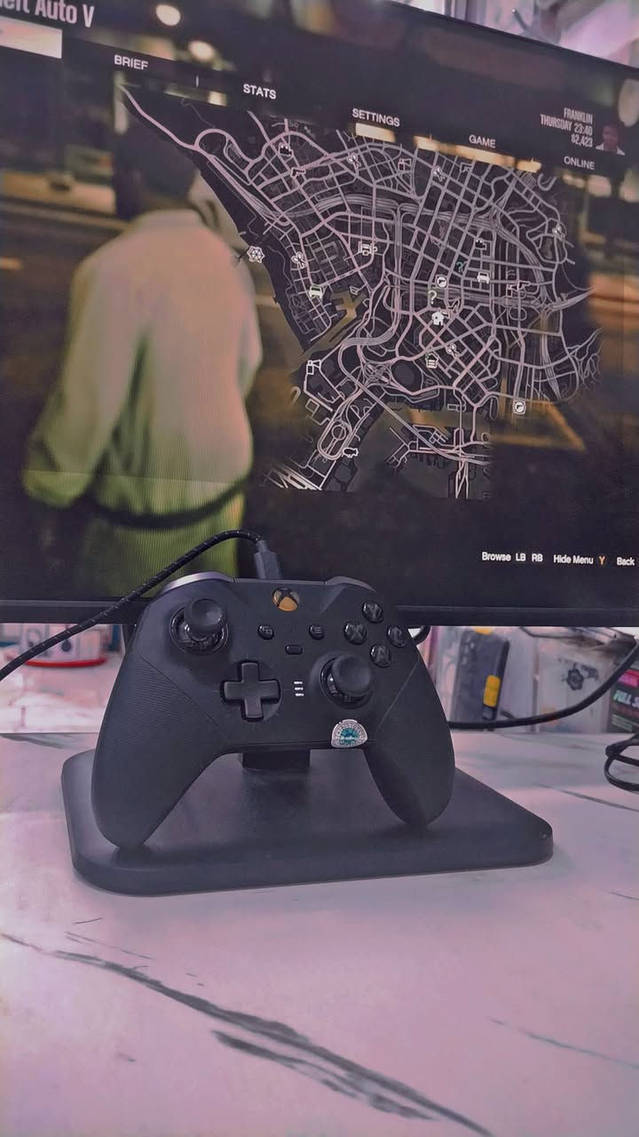 اكس بوكس سيريس اس نضيف كلش مع ملحقاته شاشه 120 افريم + جهاز UPS + يده اصليه استخدام شهر فقط سعر 450 الف وبيه مجال بكان بغداد الامين الثانيه رقم موبايل ***********
