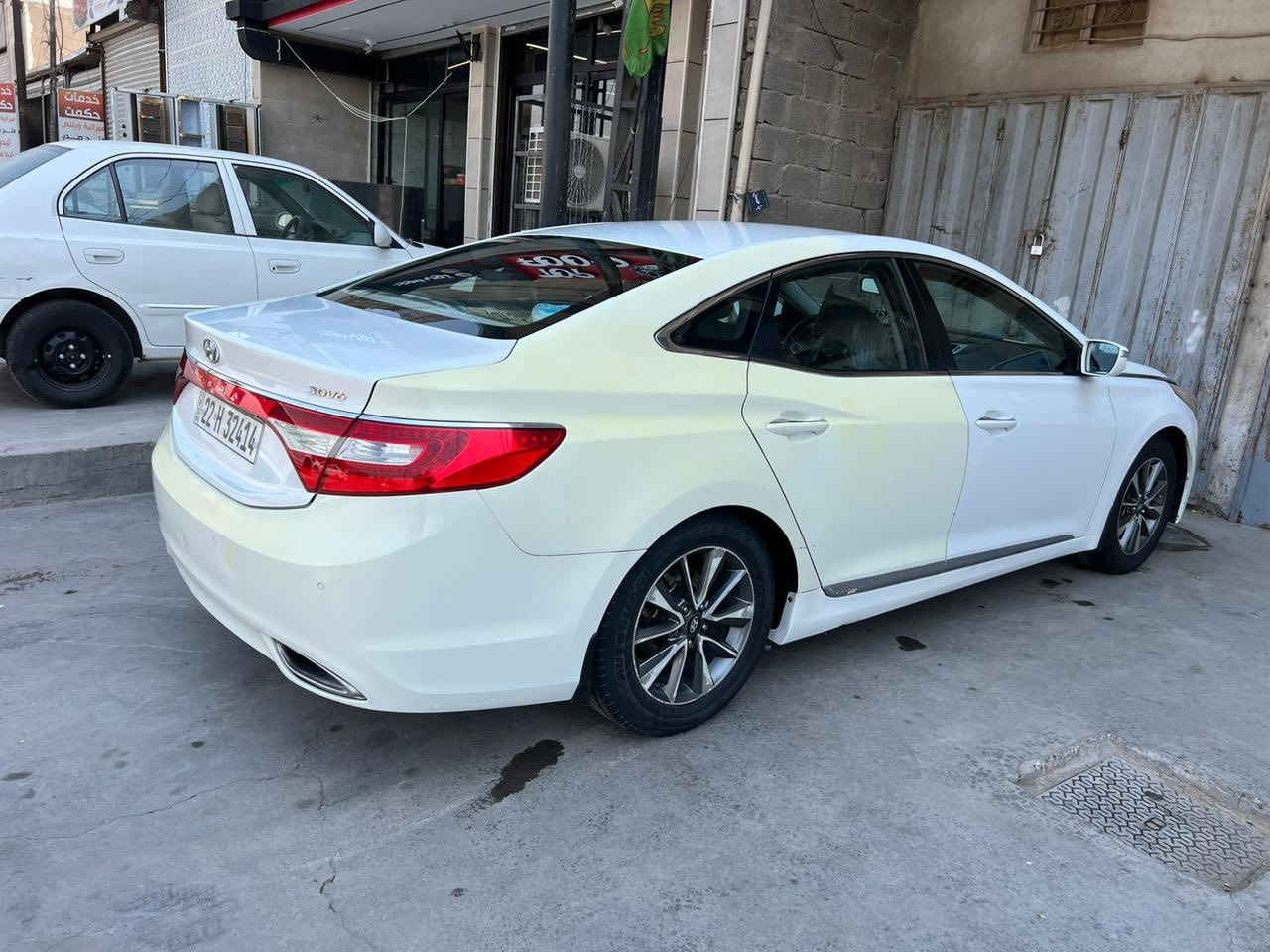 ازيرا 2013 للبيع خليجي السيارة بيهة قطعتين صبغ ، باب وجاملغ خلفي مثل ما موضح كدامك 
سيارة مناقصهة شي تبريد كير مكينة 
كشنات جلد . مري شفط . مكينة 3000 وباقي المواصفات 
سيارة بأسمنة تريد تحويل تريد وكالة 

السعر 110 . مكانهة بغداد البنوك / هـ ***********

