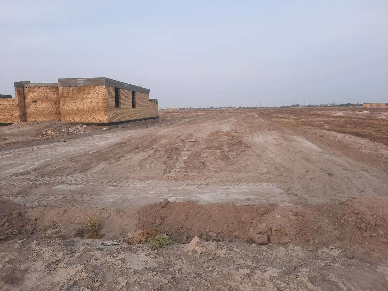 السلام عليكم...
4 قطع طابو زراعي تبعد عن الوركاء 1كم وعن الشارع العام 400 م مساحة كل قطعة 300 م باسعار مناسبة توجد في حي قيد الانشاء يحتوي اساسات جديدة وبيوت ترتبط بشارع سالك للشارع العام على الطريق بين الوركاء وال جريب للاستفسار المراسلة او الاتصال ***********
