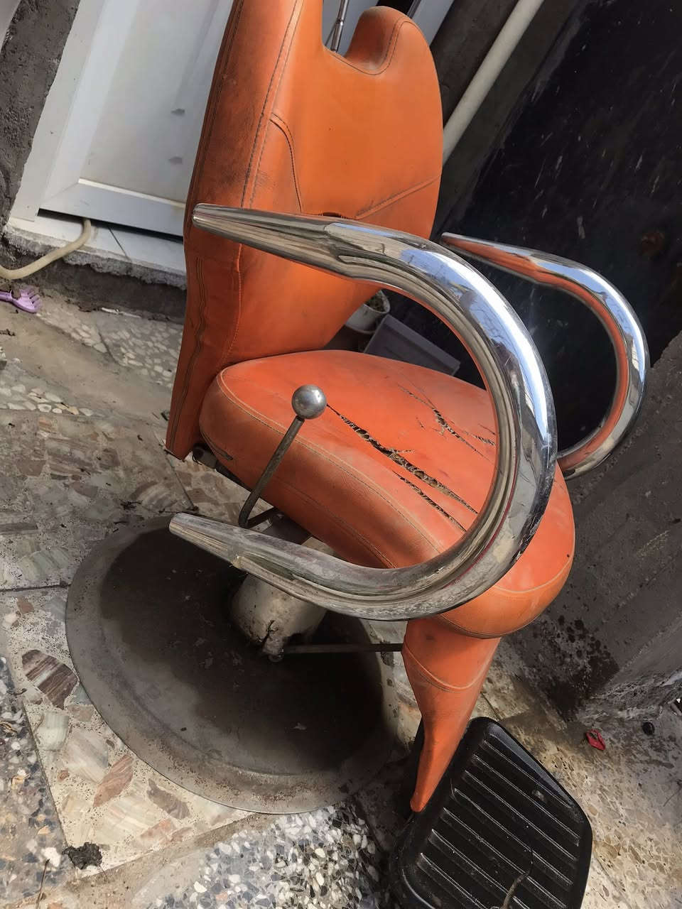 غراض صالون للبيع 
كرسي دوار 
ومرايات عدد 2 كبار


**إذا كنت صاحب هذا الإعلان وتريد حذفه لأي سبب، رجاءا أرسل رسالة إلى الدعم الفني**