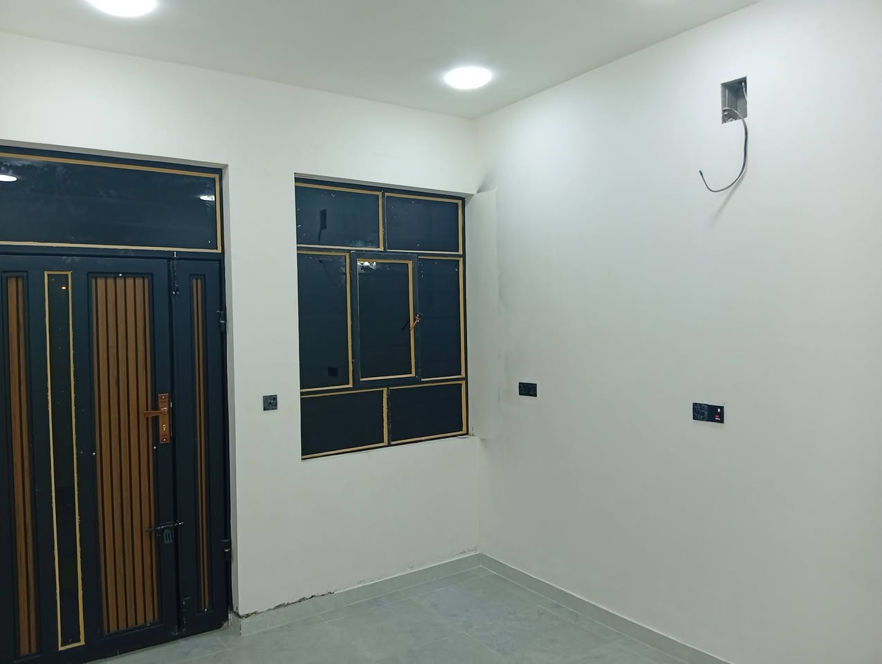 السلام عليكم دار للبيع مساحة 100م مدخلين استقبال  وطبخ وغرفة وحمام طابق واحد بناء حديث زيرو سند 25 مكاتبة وكالة ونسخة من السند بيت جاهز تسليم فوري مكان الدوانم بيع نقد واقساط اللاسفسار 
الاتصال رقم واتساب فقط ***********
