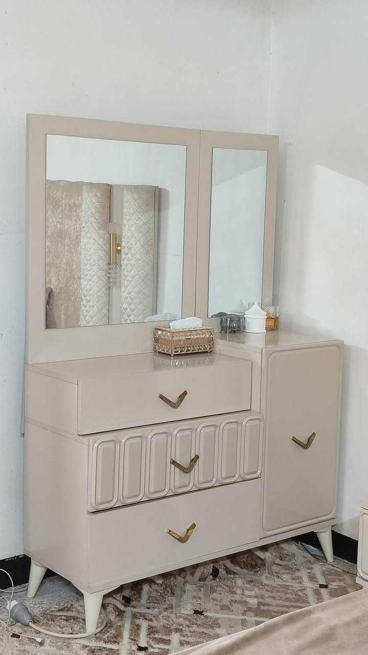 للبيع
غرفة تركية ((5) قطع) استعمال قليل ومشدودة مرة وحدة
+قاعدة حديد للتخت مخفية 
للتواصل :***********
***********
