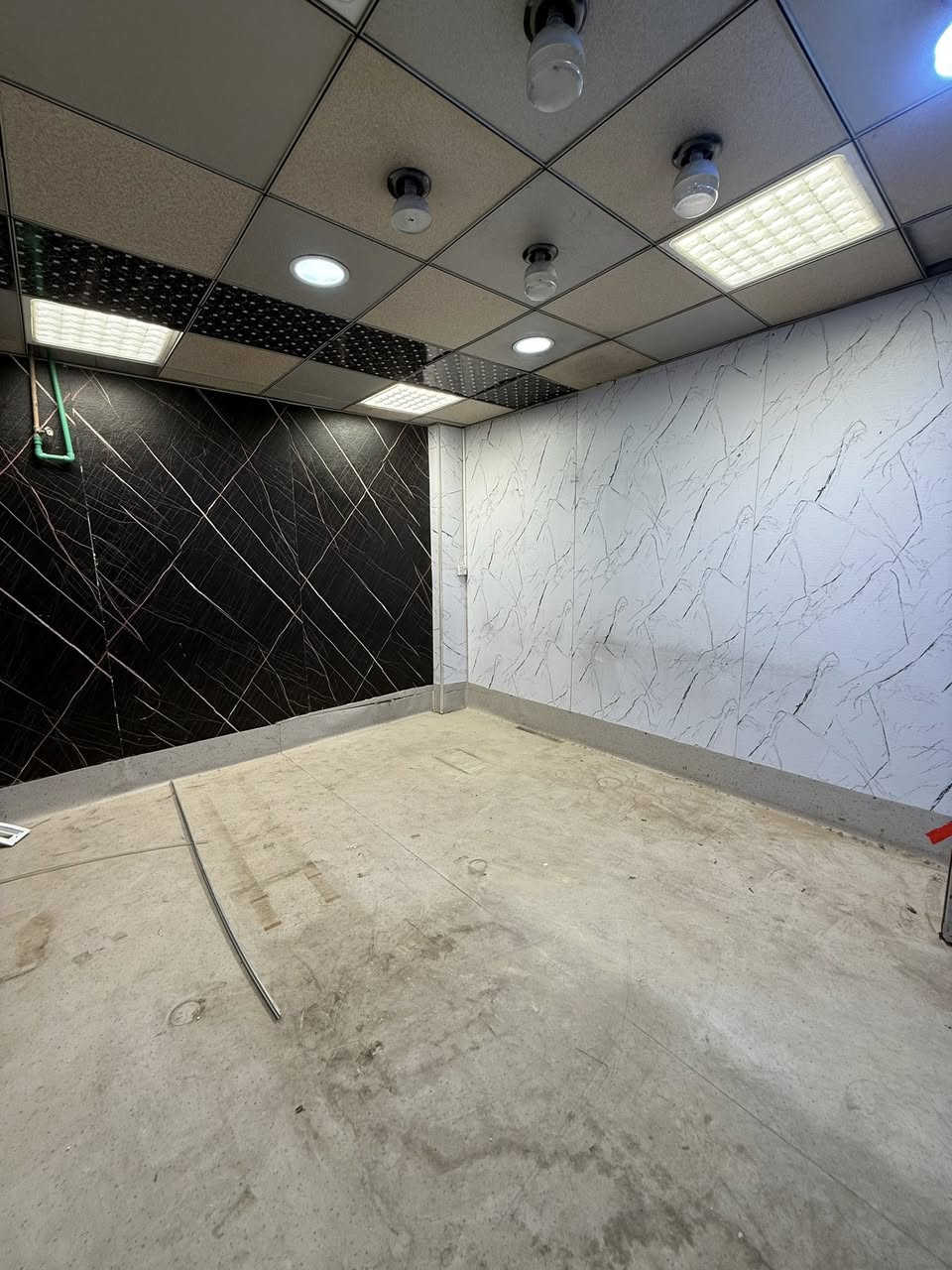 السلام عليكم يتوفر محل للإيجار  بسعر 350 الف
مساحة 18 متر 
في الصالحية بغداد سنتر b مقابل الخطوط الجوية العراقية وقرب الهايبر ماركت
***********
