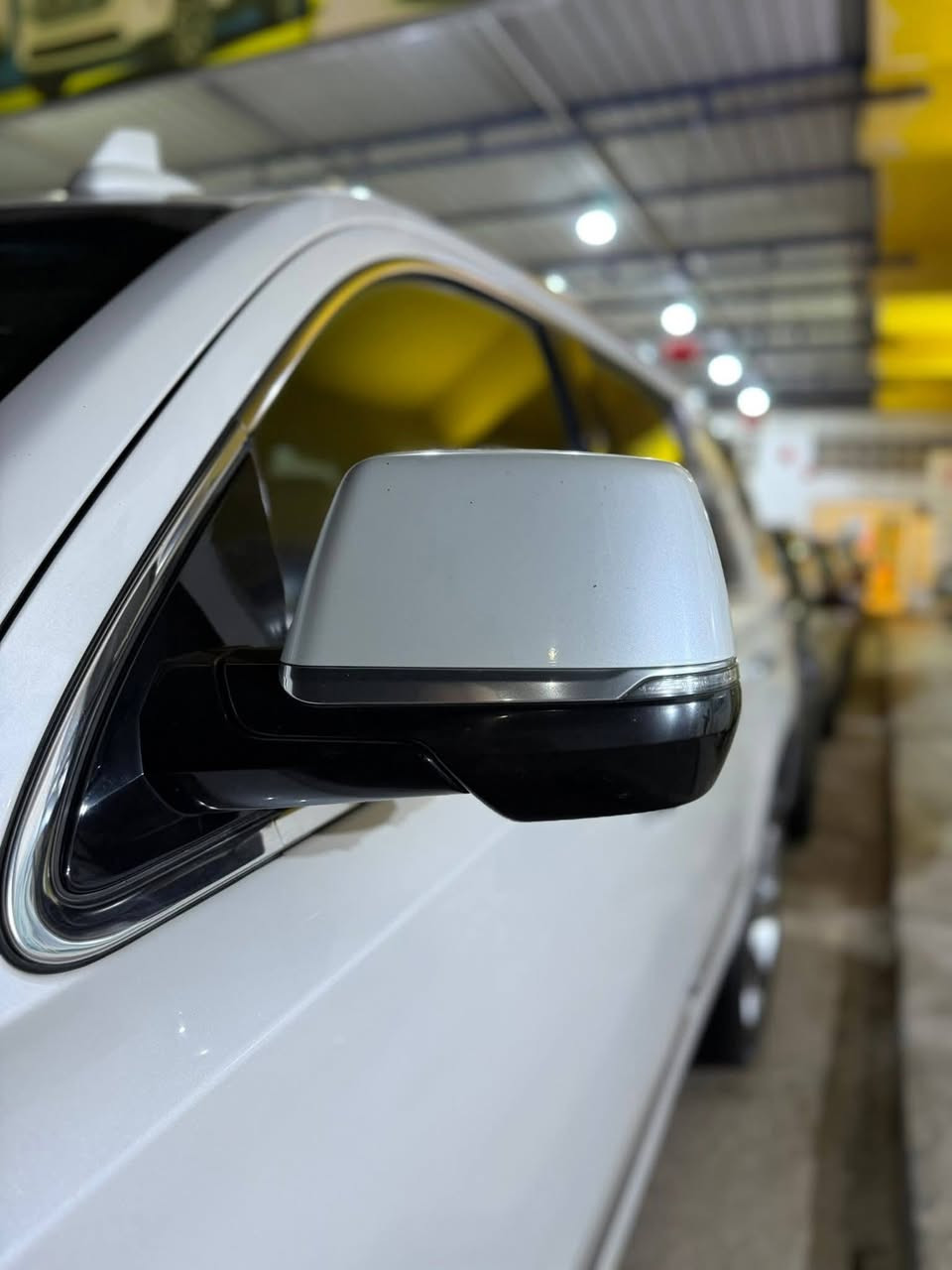 نــــــوع السيــــارة : كديلاك _ إسكاليد _ بريميوم .لكجري
المــــــــوديــــــل : 2019 .دخول جديد 
لـــون الســـــــيارة : أبيض صدفي 
ألمسافة ألمقطوعة : 79 ألف ميل .
عدد الاسطــــوانات : 8 سلندر .
حجـــم المحــــرك : 6200 CC .
نـــــاقل ألحــــركة : أوتوماتيك .
نــــوع ألـــــــوقود : بنزين .
ألـــــــــــــــــوارد : أمريكي .
رقــــم اللوحــــــة : بغداد . 
المـــــــــقاعـــــد : جلد قرميدي .
فئـــــة الســـــيارة : SUV . 

ألمواصفـــــــــات : فول مواصفات ، فتحة سقف  ، بصمة تشغيل و بصمة ابواب ، نظام ترحيب ، صندوق كهرباء ، كاميرات عدد 5 والرؤية  360ْ ، كشن هزاز  ، شاشة كبيرة ، حساسات خلفية و امامية ، داتا شو لعرض معلومات القيادة على الجامة الامامية ، ميموري خزن كشن السائق ، كشنات كهرباء و مساج ، تدفئة وتبريد بالكشنات ، الصف الخلفي منفصل VIP ، شاشة ترفيه وسطية ، رادار امامي وجانبي وتحديد مسار وتنبيه الخروج من المسار ، قاصة ، عداد ديجيتال ، سايد بريك بصمة ، لايت اوتو وعدسات عدد 10 , لد نهاري ، كشافات ضباب امامية ، بگ لايت لد ، 7 راكب ، تبريد ثلاث قطعة ، يدات الابواب كروم مع لد ترحيب ، دوسات كهرباء ، مري كهرباء مع اشاير بألمري ، مري شفط ، تشغيل عن بعد، فور ويل درايف ، تدفئة المقود ، التحكم بدواسة السكليتر والمكابح كهربائياً ، تطعيم الداخل صاج ، شاحن تليفون وايرلس ، سستم صوتي نظام BOSE ، ويل كب كروم . 

الملاحظـــــــــات : وارد امريكي حادثها باب وجاملغ خلفي صور الحادث من ضمن الصور 
ألـــــــسعـــــــــر : 375 بي مجال للطيبين 
للأتصــــــــــــــال : ***********/ ***********
