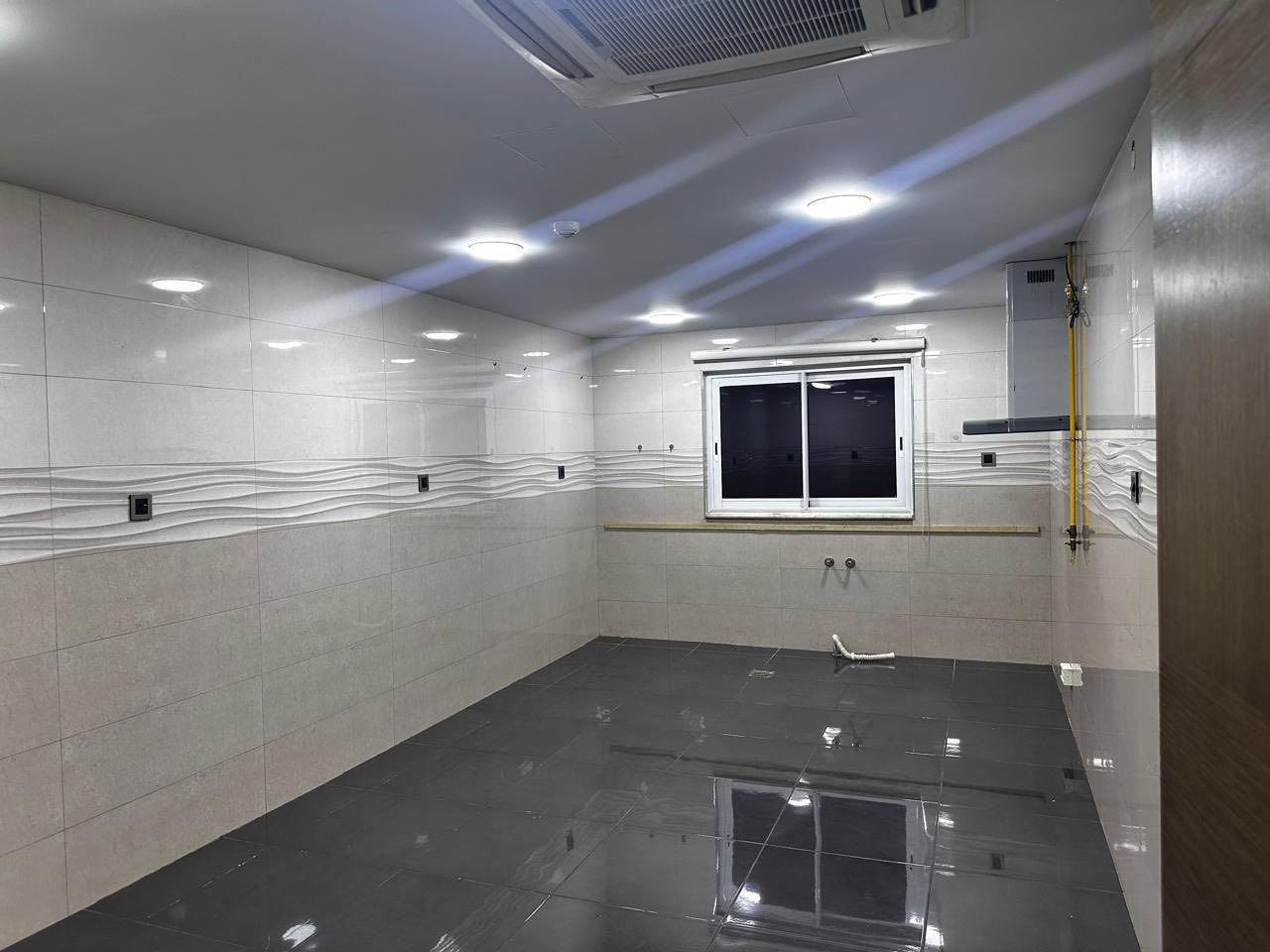 🪩 شقة للبيع – بوابة العراق
📐 198م | 🏢 بناية 2
🛏 3 غرف نوم
🌆 إطلالة الزوراء
🛋 مؤثثة (مؤجرة حاليًا)
💰 الإيجار: 1,500,000 شهريًا
💵 السعر: 330,000$

📞 0770 666 3931
