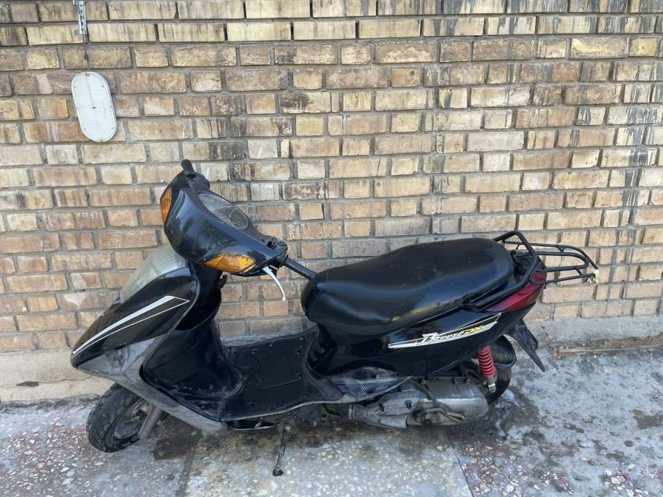 سلام عليكم دراجة بريز ١٤٠ نظيفة مرتبه يحتاجلها تجفيت اعتقد
❓❓❓أبيع كوم حديد كوم حديد كوم حديد 
تجي تحمل وتروح الدراجة حلوه ومرتبه وكاعده 
مكينه كايمه يحتاجلها تجفيت واني تاركها 
قبل جانت شغاله وتخبل الله شاهد 
السعر 150 ألف وبيه مجال جدا جدا بسيط حك الجية 
مكاني بغداد السيدية
للاستفسار ***********متواجد نت
