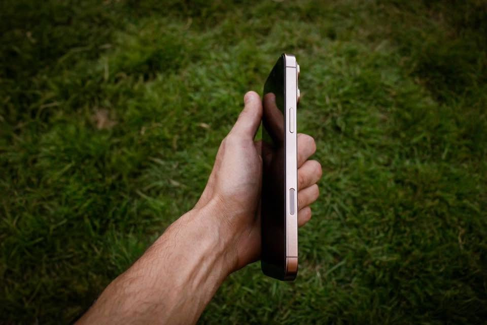السلام عليكم ورحمة الله وبركاته 
ايفون 16 برو ماكس 
1-دبل سيم كارت 
2-بطاريه 🔋92
3-ذ256
4-لون ذهبي 
شرق اوسط جهاز خير من الله شحنه وصرفه كلشي مامبدل بيه ولا داخل صيانه بدون ملحقات للبيع السعر اليرضي الله مستعجل ع بيعته  
للتواصل ***********
