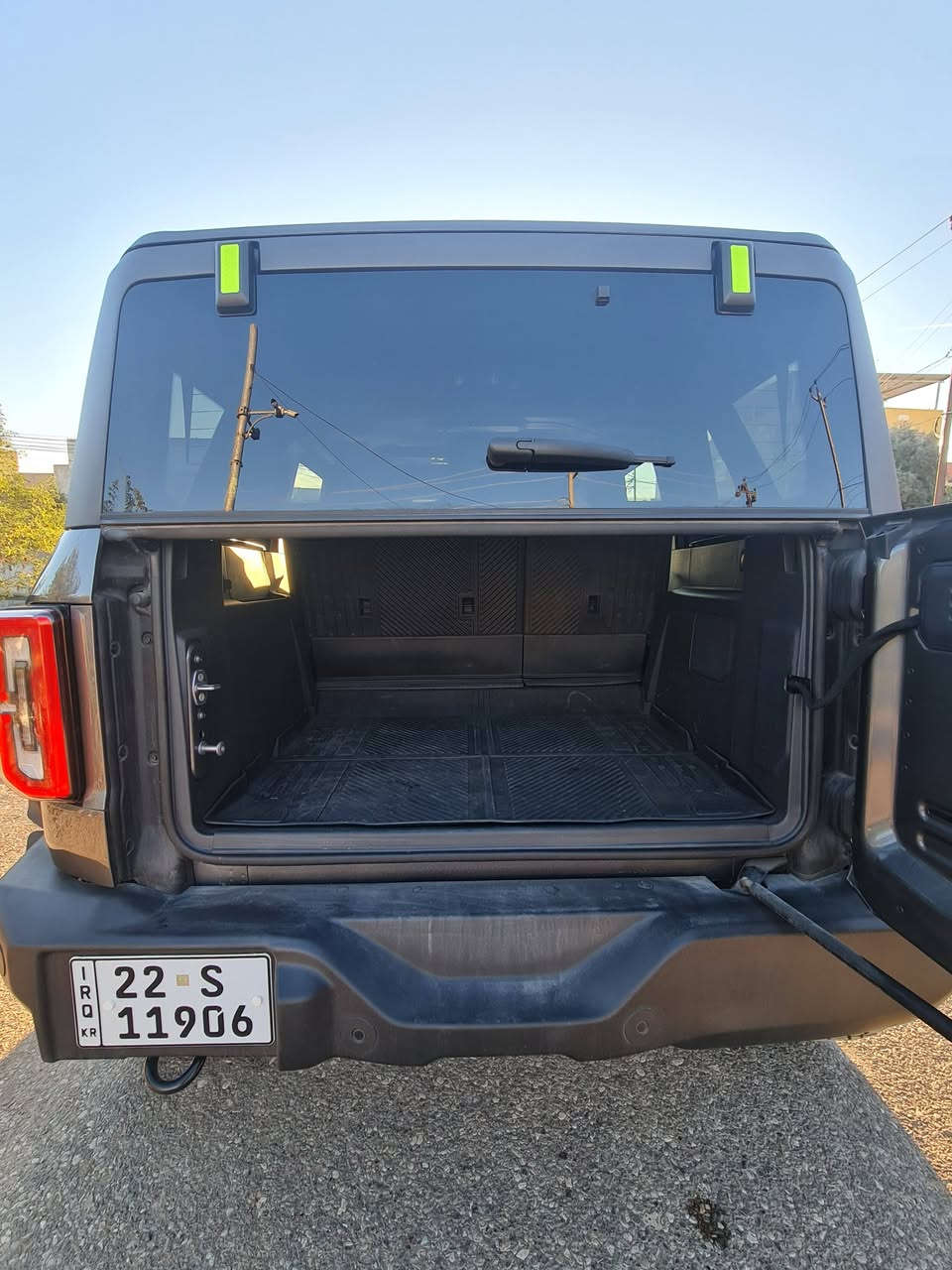 السلام عليكم 
من رخصة الادمن

فورد برونكو اوتربانك ساسكواتج
Ford Bronco Outer banks SASQUATCH 
Full option 
V6 - 2.7 2023
مكينة 6 سلندر توربو
تايرات ٣٥ انج من الشركة
قفل الاكسلات الخلفية و الامامية و مودات قيادة مختلفه
السيارة تجي اعلى من الشركة
دعامية حديد و درع الكييس
شاشه وتحكمات
 ماشية 8,500 مايل بوضع الزيرو
بدون رصع و شخوط 
كامرات ٣٦٠ و شاشه كبيرة
كشنات جلد و تدفئه و كهربائي
حساسات خلفية و امامية
مري كهرباء
رادار
كروز سرعة
اشاير بل مري
تشغيل عن بعد
حادث جاملغ امامي فقط و بدون ايرباك
سعر  43500$ وبيها مجال 
للاتصال ***********
