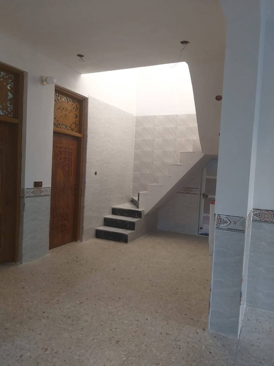 السلام عليكم
بيت للبيع مساحه 340 متر  طابو زراعي سند 25
موقع بابل المدحتيه حي بابل الزراعي خلف مطعم تاج محل
200 متر عن الشارع العام هاشمية حمزه الغربي خدمات كامله بناء حديث سنه 2024
صب كونكريت بناء طابوق 
يحتوي على .... 
استقبال 
صاله 
مطبخ حار وبارد
غرف عدد2 
خدمات صحيه 
للاستفسار ***********
***********
