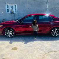 للبيع  كامري موديل 19  رقم وسنويه جديد Le فئه السياره بأسمي الضرر موضح...