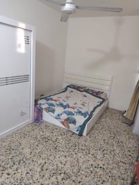 استقبال وغرفتين نوم وخدمات العماره بيهه بس ٥ شقق   طابق ثاني نضيفه جدا...