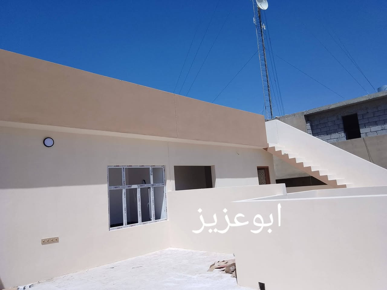 الحمدلله تم اكمال صبغ الواجهه وصبغ المناور وصبغ ستاير السطح وصبغ الابواب وصبغ الغرف وهذا الشغل امامكم وان شاء الله ينال اعجابكم للاستفسار على الرقم *********** أسعارنا مناسبه انت بس اتصل ودلل وشغلنا  هو الي يتكلم  وكادر مميز   مع ابو عزيز الصباغ
