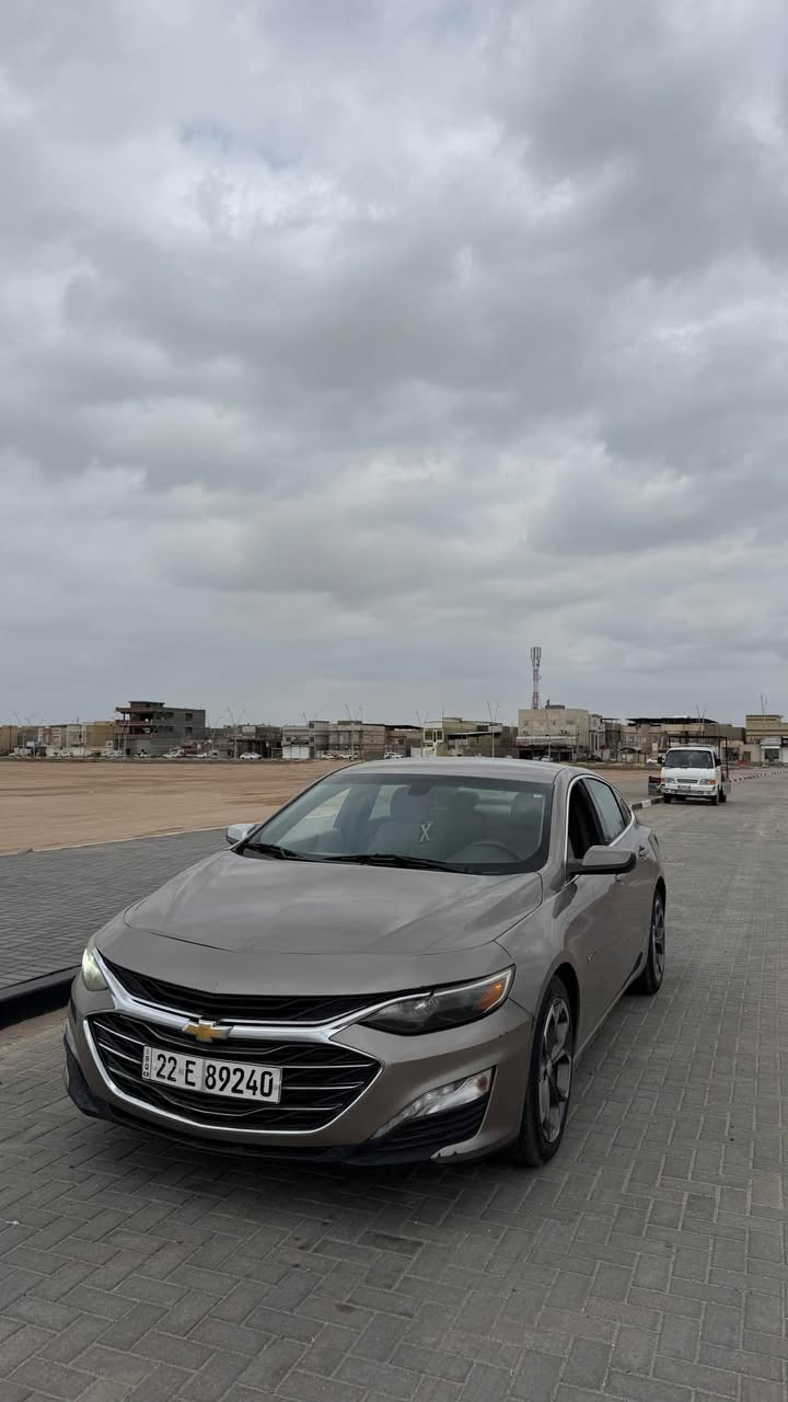 السلام عليكم 
للبيع ماليبو موديل 22 رقم اربيل الجديد تريد تحويل او وكاله بأسم شركة 
حادثها جاملق وبنيد البنيد مبدل والجاملق نفسة راحع بارد حادثها كلش حلو سطحي وبيهة كلير نفس الجاملق والبابين صفحة الراكب السيارة حلوة وجاهزة ما تصرف عليهة ربع ومداريها بالدهن وبانزين محسن وبالعافية على الياخذها 
مواصفات 
دخل بيجي 
كشن كهربائي 
شاشة كبيرة كار بلي 
تبريد قطعتين 
تدفئة كشنات 
وباقي المواصفات المعروفة 
السعر 110 وبيهة مجال قليل 
للاستفسار:*********** البصرة, العراق
