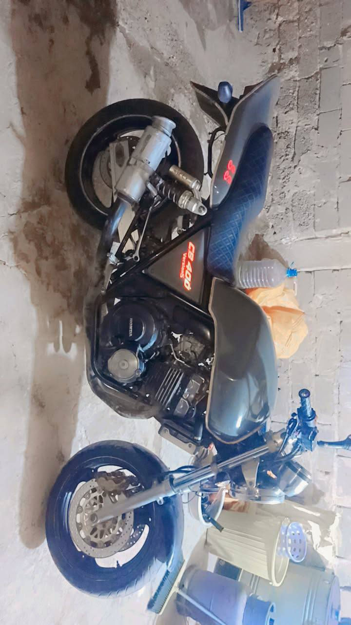 السلام عليكم سي بي 400مكفوله من مكينه من اوراق كله كامله السعر 1600 وبيه مجال بصيط الموشراي ليتعبني، ***********
