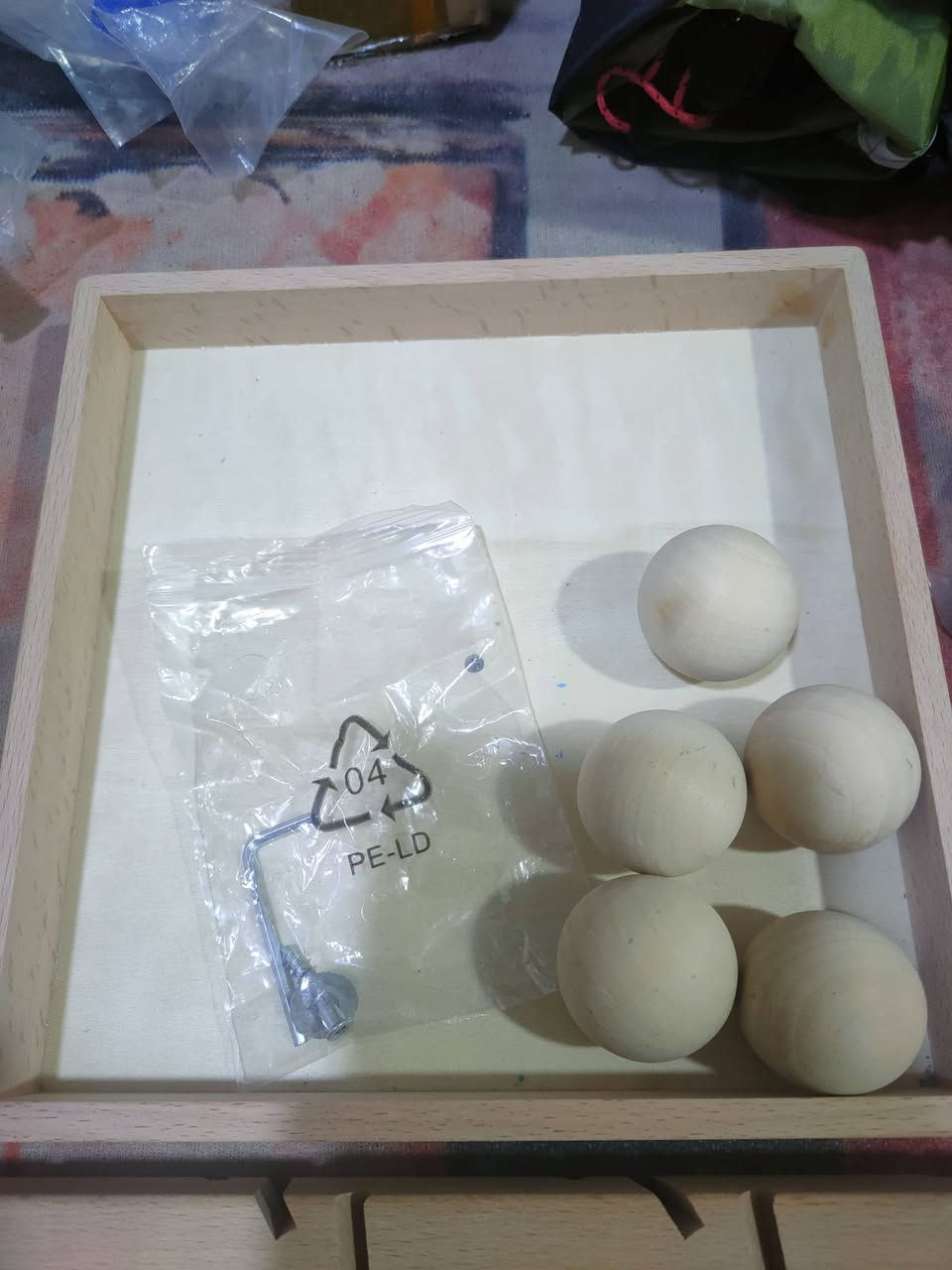 اغراض العاب
شجرة موسيقية خشبية بألوان قوس قزح، والمعروفة أيضًا باسم "Wooden Marble Tree". 
المادة: مصنوعة من الخشب وتستخدم ألوانًا آمنة للأطفال. 
طريقة اللعب: يتم إسقاط كرات صغيرة من أعلى الشجرة لتتدحرج فوق الأوراق الملونة. 
الميزة التعليمية: تصدر اللعبة صوت موسيقى "دينغ دينغ" عند اصطدام الكرة بالأوراق الخشبية، مما يساعد الأطفال على التعرف على الألوان وتنمية مهاراتهم الحركية. 
الأبعاد: تأتي بحجم كبير، ويبلغ ارتفاعها حوالي 71 سم. 
السعر ١٥ الف


**إذا كنت صاحب هذا الإعلان وتريد حذفه لأي سبب، رجاءا أرسل رسالة إلى الدعم الفني**