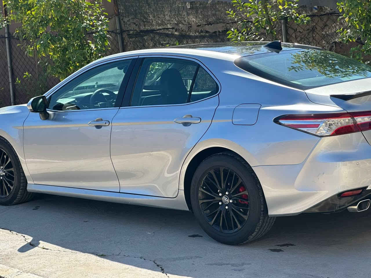 كامري 2018
رقم بغداد باسمي سنويه جديده لل 2031
ماشيه 66 الف مايل
محرك 6 سلندر  (V6)
———
فول مواصفات 1/1 اعلى فئه XSE
اربع كاميرات اماميه وجوانب وخلفيه
بنوراما
داتا شو
حساس امامي + خلفي
رادار 360 درجه
داخل صاج
اضاءه ترحيب علامه تيوتا كامري
اناره لد داخلي 
———
الحادث كما موضح بالصور فقط بنيد مبدل اصلي نفسه اللون
البدنه بخشم الشاصي بيه تعديل بسيط

ملاحظه / السياره اجه بيه ثلاث قطع كلير من امريكا بدون فتح وبدون ضرر  عدا براغي الصندوق مفتوحه فقط
—-
العنوان بابل - الحله
رقم الهاتف / ***********
