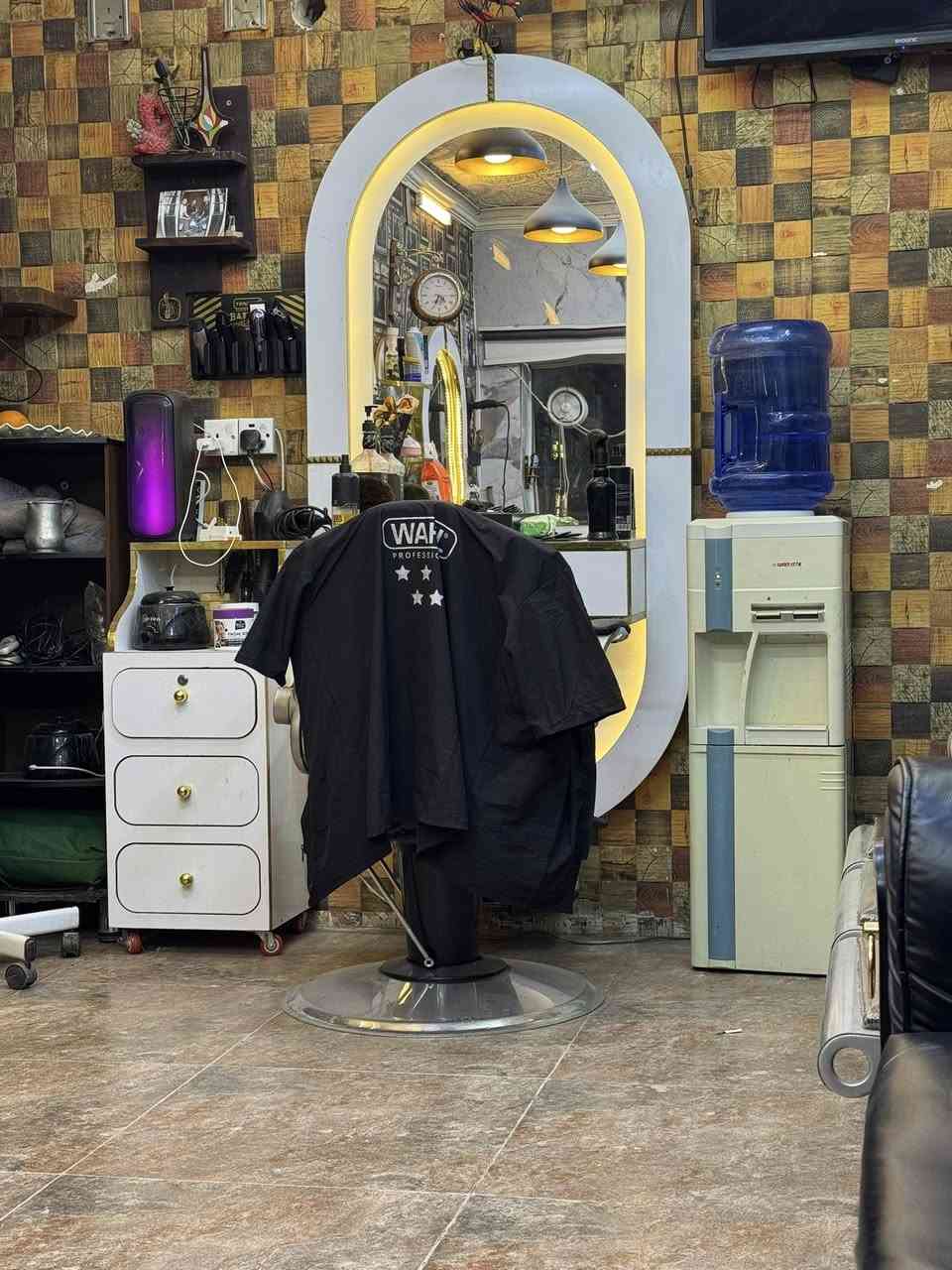 سلام عليكم غراض المحل كامله للبيع وكلشي موضح بل فديو وبل صور
3 كراسي حلاقه
3 معرض  
4 كومدي 
1 رف كبير 6 خانات 

‭0788 613 1611‬
شباب اني مكلف بلنشر اي استفسار الاتصاال ع هذا رقم
