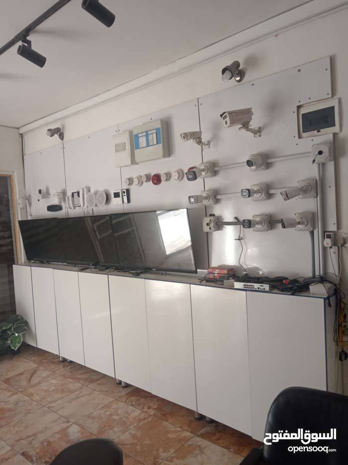 فاترينات عرض للبيع عدد ثلاثه سعر القطعه 75 الف تواصل على رقم *********** ارتفاع 2 م و80 سم عمق 40 سم عرض 1 متر
