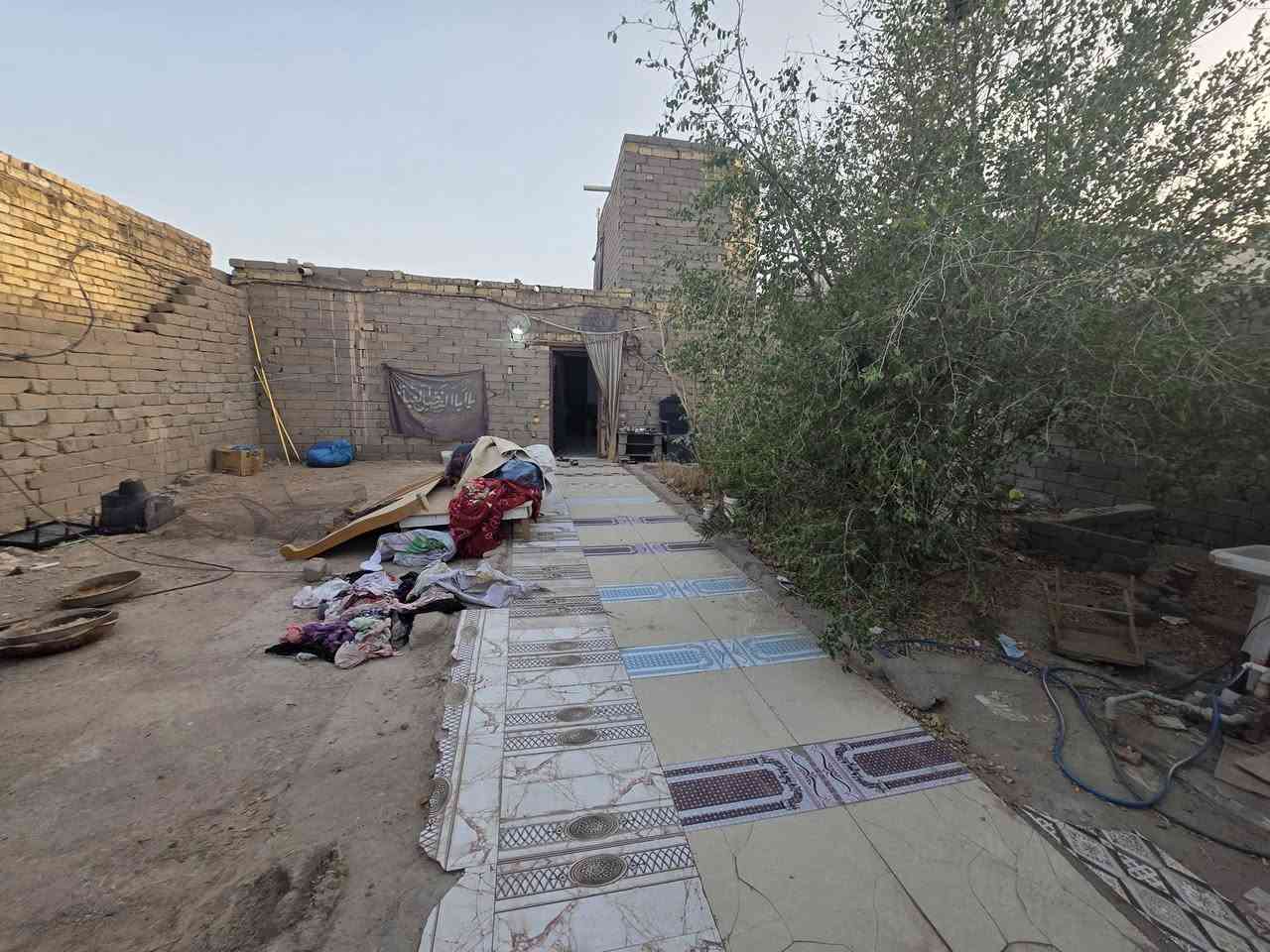 السلام عليكم بيت عله ساحه للبيع مساحه ٢٠٠م
تفاصيل البيت غرف ٢ + صاله + مطبخ + ديوانيه + صحيات 
المكان سوق الشيوخ حي العسكري شارع الصوره قرب دائره البلديه 
السعر ٣٥ مليون وبي مجال 
للاستفسار *********** واتساب ***********
