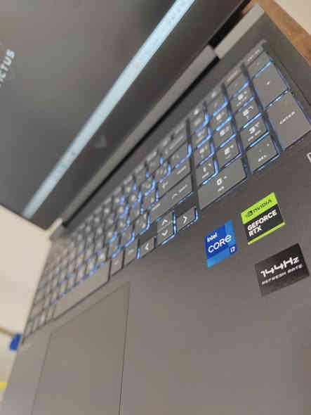 السلام عليكم
عملاق الكيمنك من HP الفئه الاحدث Victus 16
اللابتوب بالكارتونه كامل مكمل بدون نقص شرق اوسك وكانت غير مفتوح 
بمواصفات 
شاشه كبيره حجم 16.1 انش نوع enhance LED اكيد افضل نوع شاشه الوان 123%SRGB بمعدل تحديث
144هرتز 
معالج خرافي من انتل
Core i7-13700H 20Cpu TURBO to 5.20Ghz 
الجيل الثالث عشر 
كرت الشاشه المنفصل احترافي من انفيديا 
RTX 4060-8GB 140W FULL WATT
مدعوم بتقنيات توليد الاطارات و خواص DLSS 3 
رامات حجم 16GB نوع DDR5 قابل التطوير
هارد النسخة الاعلى بسعه واحد تيرا بايت قابل التطوير والاضافه
بطارية ثلاث ساعات عمل متواصل 
كيبورد معرب اصلية ضوئي 
بصمه فتح وقفل
اكيد الجهاز احترافي بكافة الاستخدامات الثقيله
السعر مليون و ١٤٥ الف 
بغداد الشرطه الخامسه و متوفر توصيل
تواصل***********
