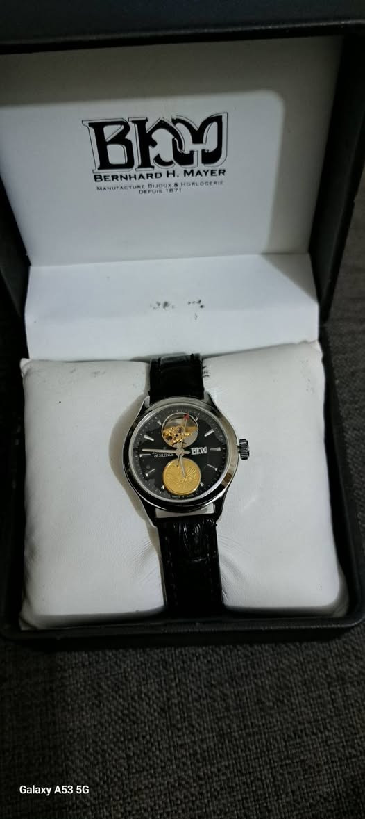 هذه النسخة هي In The Sphere of Silence Ladies' Coin Watch (النسخة النسائية المحدودة مع عملة ذهب صافي عيار 24 بحجم 0.5 غرام  الساعة جديدة تماماً (New Old Stock) مع علبتها، وشهادة الأصالة، ووثائق الشحن، والعملة الذهبية بحالة ممتازة،
السعر المطلوب (800)دولار
***********

