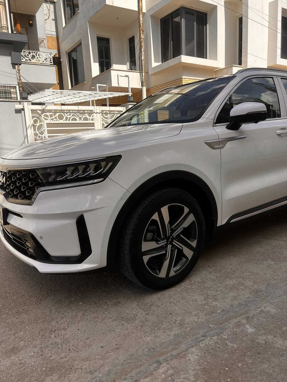 السلام عليكم
كيا سورنتو 2023 خليجي 4x تجي اعلى 
مواصفات بالسورنتو 
فور ويل / بانورامة / بصمة تشغيل / تشغيل عن بعد / خمس كامرات / جنطة كهرباء
كراسي تدفئة تبريد / كشنات جلد / انظمة قيادة / كير ماوس / اشاير ترحيب / ثلاث قطع تبريد / بردات / مانع انزلاق/
وبعد بيها هواي مواصفات 
ماشية 27 الف مكفولة كفالة عامة
مكاني بغداد / الكرخ 
السعر 298 
السيارة بأسمي
رقم الهاتف ***********
