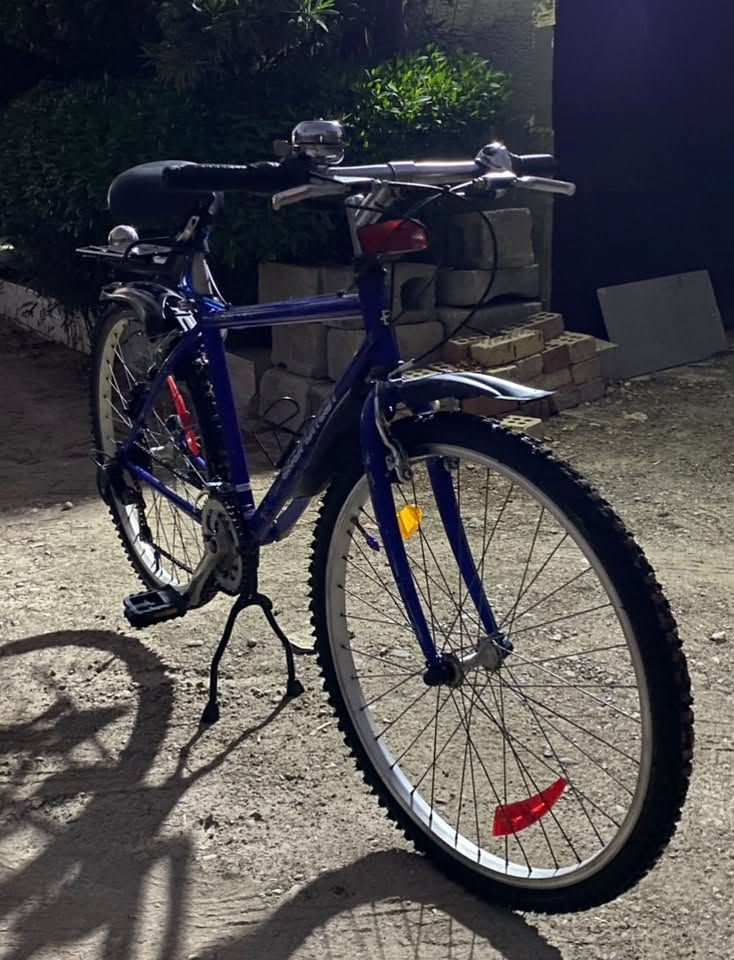 🚲 للبيع دراجة رياضية Eco Forest
🔹 اللون: أزرق
🔹 قياس: 27
🔹 تبديل سرعات أمامي 3 وخلفي 5
🔹 الحالة: مستعملة بحالة متوسطة

⚠️ ملاحظة: بيها مشكلة بالمكينة (التبديل) وتقطيع وتحتاج تصليح، لذلك السعر محسوب على هالأساس.

💰 السعر: 70 ألف دينار، وبي مجال بسيط جدًا.

🚫 أبو الـ30 ألف رجاءً لا يراسل.
📍 الموقع: ديالى - بعقوبة - الكورنيش.
***********
