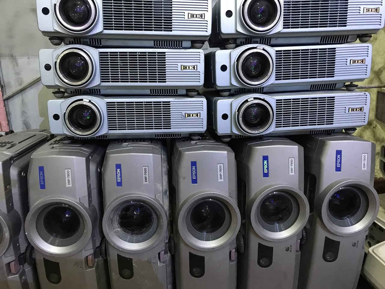 السلام عليكم مكتب صخر لصيانه انواع الداتاشو ..عارضات داتاشو متنوعه كافه الاحجام والانواع حجم كبير جدا وحجم صغير بدون مخرج HDمخارج dviوvgaومخارج مختلفه صوره جدا واضحه بوجود الاناره السعر 125 الف


**إذا كنت صاحب هذا الإعلان وتريد حذفه لأي سبب، رجاءا أرسل رسالة إلى الدعم الفني**