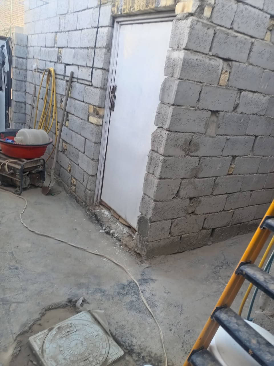 للبيع 100 متر سعره 16 منطقه ابو جاسم جاي من مجمع الغدير عوده لبخ الشارع عرضه 10 امتار*********** البيت بناء جديد اوزو لبخ في غرفه واحده ملبوخه
