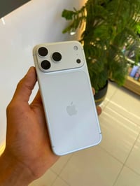 للبيع ايفون 17 برو ماكس ايسم شرق اوسط ضمان جبال بعده داخل الضمان نضافة...