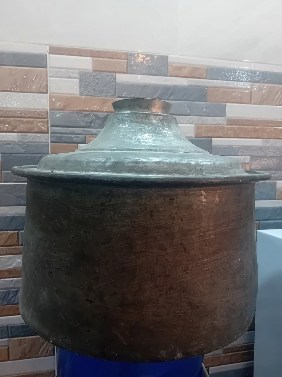 قدر طهي نحاس أحمر قديم ثلاثي مع الغطاء
قطعة تراثية أصلية من الشغل اليدوي القديم، مصنوعة بطريقة الطرق التقليدية.
القدر كبير الحجم ويتّسع لطبخ ذبيحة كاملة، مناسب للاستخدام أو للعرض التراثي.
التفاصيل:
الارتفاع مع الغطاء: حوالي 31 سم
القطر: حوالي 40 سم
الوزن: 4100 غرام
المادة: نحاس أحمر خام
الصناعة: شغل يدوي قديم (طرق)
الحجم: كبير وثقيل
قطعة نادرة وقوية تحكي تاريخ، مناسبة لهواة التراث والمطابخ التراثية.


**إذا كنت صاحب هذا الإعلان وتريد حذفه لأي سبب، رجاءا أرسل رسالة إلى الدعم الفني**