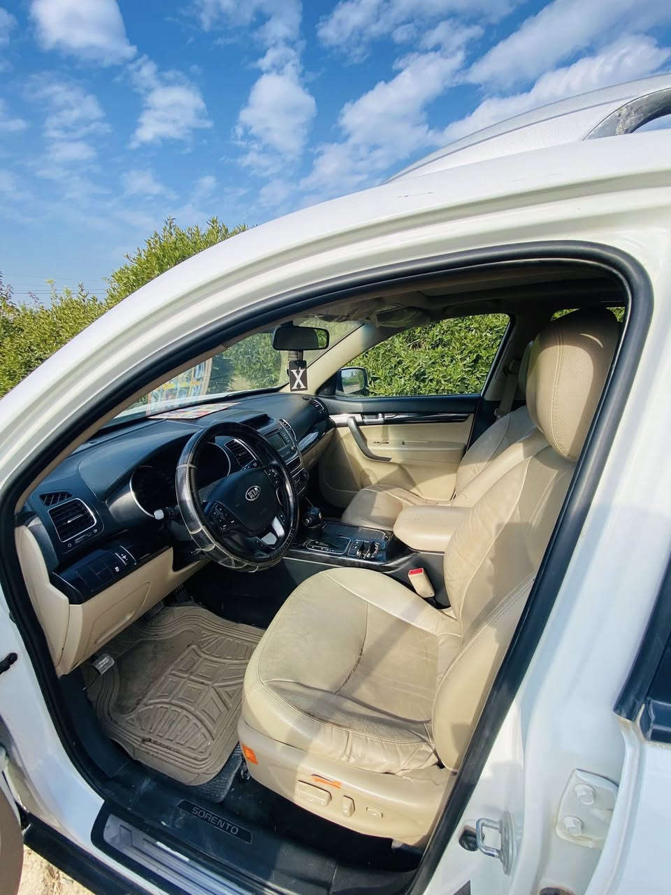 سلام عليكم سورنتو 2013 شكل 15 مكفوله من كلشي بس لبسونار الي واضح فول موصفات بس ما عدا مو فور ويل سته سلندر رقم بغداد 
عنوان بغداد اليوسفيه الدولي
سعر 185$ 
لأستفسار
***********
او خاص
