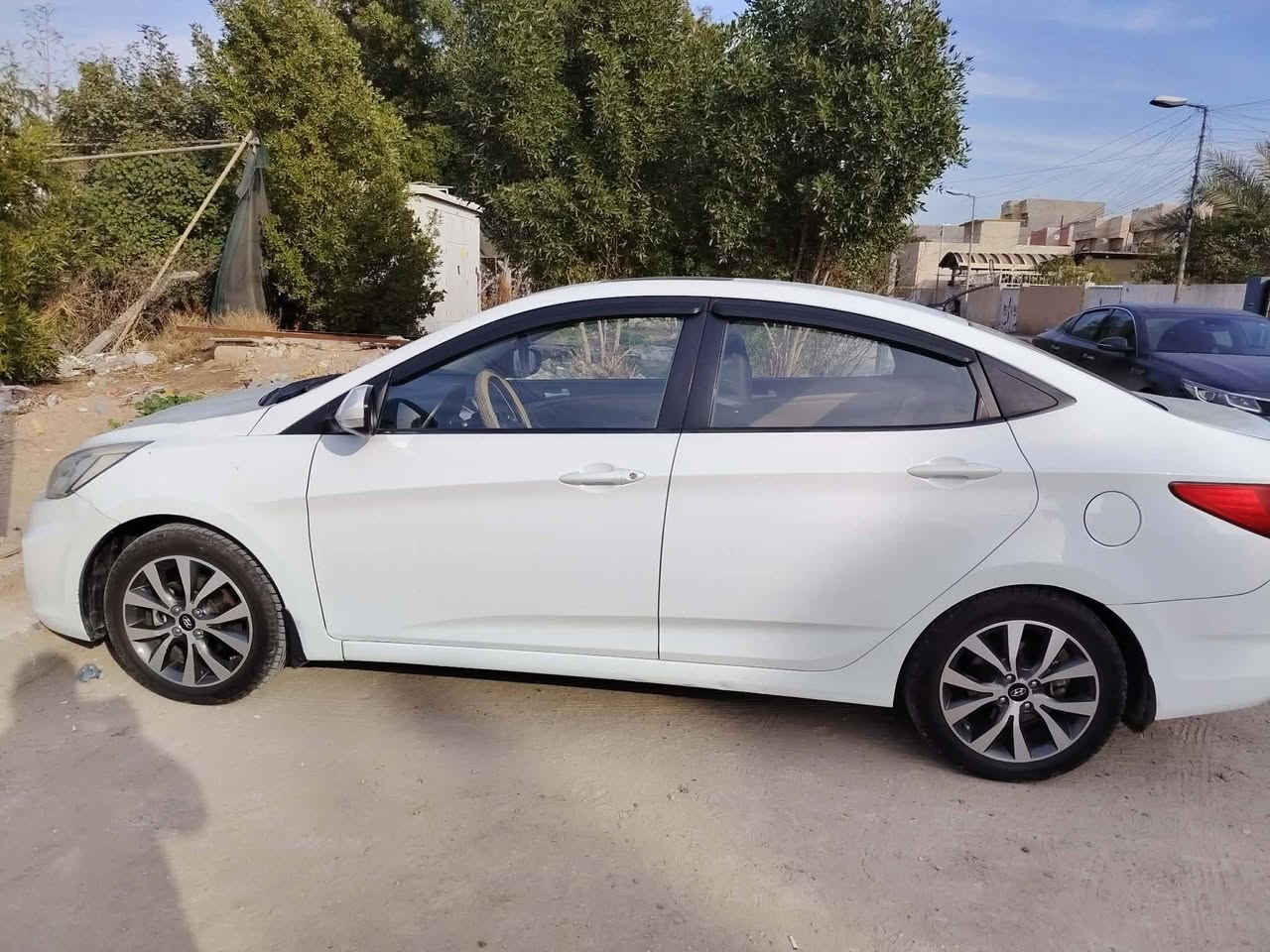 السلام عليكم سيارة اكسنت للبيع موديل ٢٠١٦ ماشية ١٠٧ الف حقيقي قابل للزيادة.شاشة كامرا أربعة دسك فتحة سقف تخم تاير اندنوسي جديد. صدر امامي خلفي جديد قاعدة فيت بم جديدة باتري جديد. كير ومحرك خير من الله لا تبخير ولا تنقيص السعر ١٠٨ وبيها مجال قليل للاستفسار *********** مكان السيارة بغداد حي الجهاد
