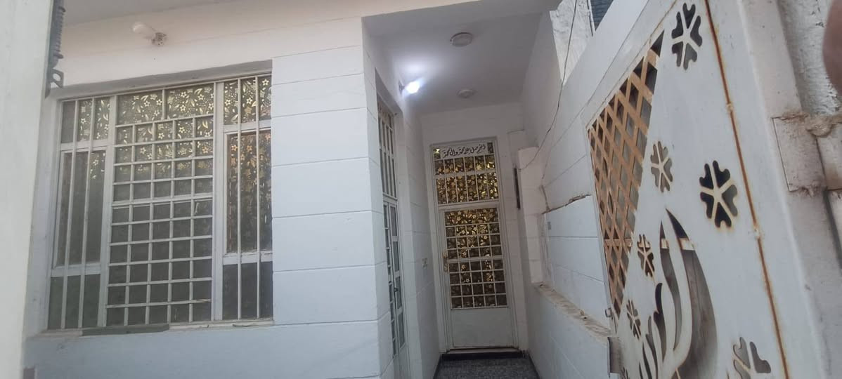 دار سكن للبيع المساحه 100م
البناء كونكويت حديث 
حي الامين الثاني يم سنتر الؤ الؤ
غرف نوم 
وصاله وستقبال ومطبخ وصحيات 
السعر 90 بي مجال 
اتصل على رقم 
***********
