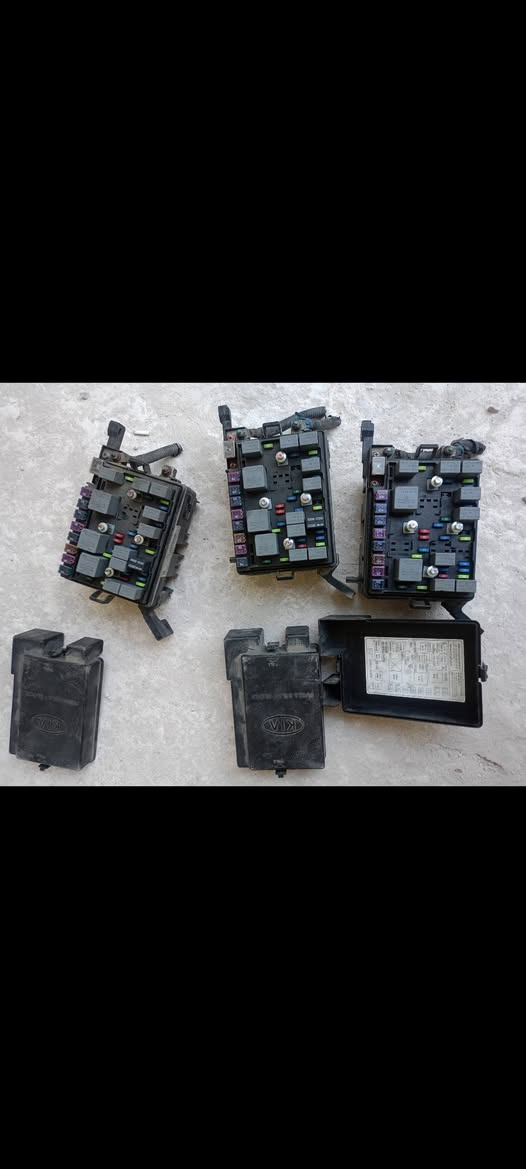 السلام عليكم من رخصة الادمن المحترم توفرت قواعد انارة رصاصي فقط ...جديد كوري وكالة موبس 
ب55الف 
توفرت كفرات + خريطة 
قواعد فيوزات سبورتج+ مجمع ولف حماوة 
مكاني بغداد يوجد توصيل محافظات راسلني واتساب للحجز ***********
