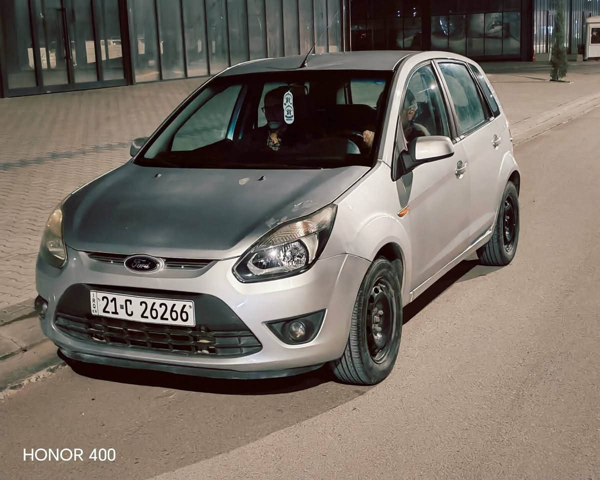 فۆرت فیگۆ 2013  سفری شەریکەی نیڤایە
سێ پارچە بۆیاخ تەنها قرچێکی بەسیتی هەیە شایەنی باس نییە
سەنەوی بەسەر چوە پلێتی تازەیە
بە شکڵێکی عام سەیارەکە ناو و دەری جوان و پاکە
چوار تایەی تازە
مەکینەی بەشەرت
گێڕەکەی تەپەیەکی تیایە  بەڵام کێشەی نییە هەر لەسەری بڕۆ پارەی گێڕەکەشم بڕیوە بۆ کڕیار
نرخی ٦۲ گەڵا خوار هەمو بازاڕە
***********
***********
ڤایبر و واتسئاپ لەسەر ئاسیاکەیە السليمانية, العراق
