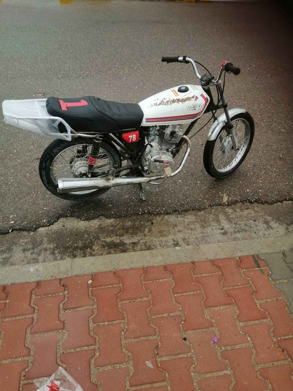 السلام عليكم دراجه للبيع هونزده موديل 24 دبلات خلفي وامامي جدد كشن رياضي جديد صدر جديد صالنصه نجمه هندر واحد تشتغل المكينه خير من الله سعر 300 بيه مجال للشراي رقم الهاتف ***********
