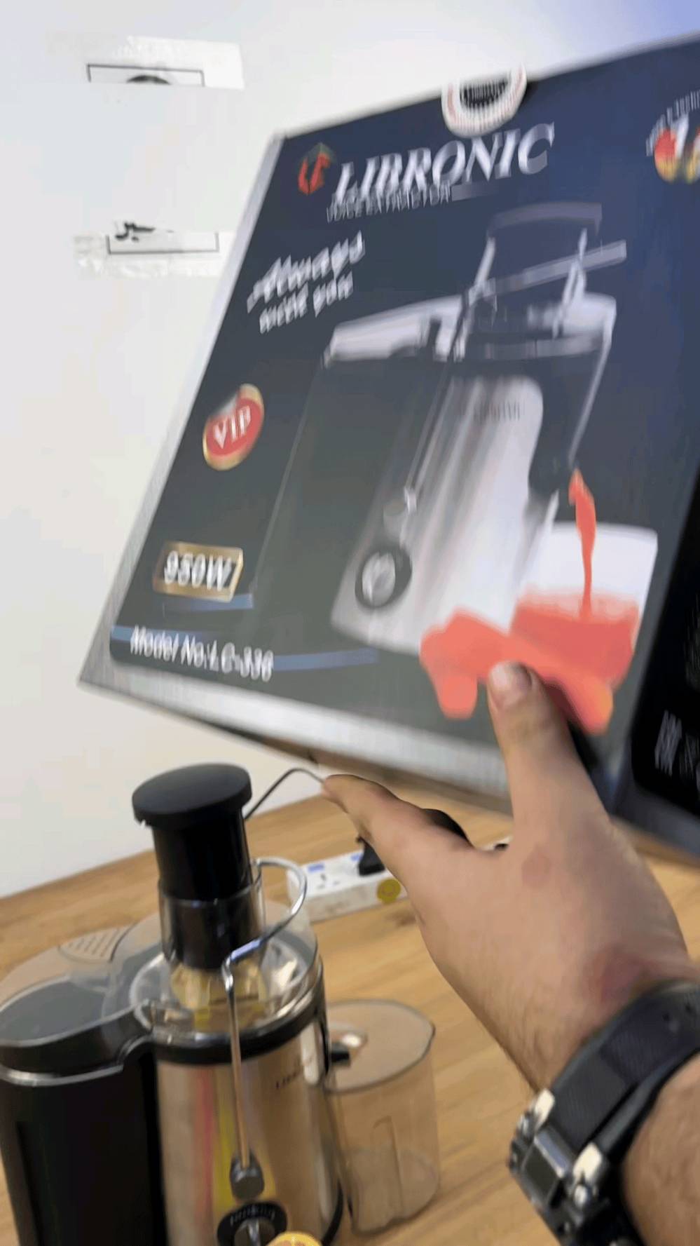 معصارة فواكه من ليبرونيك LC-336

الاستخدامات

تحضير العصائر الطازجة من الفواكه والخضروات الصلبة والناعمة

مناسب للاستخدام المنزلي أو التجاري في المطاعم الصغيرة

إنتاج عصائر صحية بشكل سريع وفعال

المميزات

تصميم عصري وأنيق مصنوع من الفولاذ المقاوم للصدأ لضمان المتانة والجودة

سهولة الفك والتركيب للتنظيف اليومي

قناة إدخال واسعة بقطر 70 مم لاستيعاب الفواكه كاملة دون تقطيع مسبق

محرك قوي بقدرة 950 واط لتوفير أداء ممتاز وسرعة في العصر

إعداد سرعتين لتناسب مختلف أنواع الفواكه والخضروات

حاوية لب السائل بسعة 500 مل وحاوية عصير بسعة 1 لتر

أبعاد المنتج: ارتفاع 31 سم، عرض 29 سم، طول 20 سم

طول السلك الكهربائي: 100 سم

قاعدة مقاومة للانزلاق لضمان الثبات أثناء التشغيل

فلتر داخلي مصنوع من الفولاذ المقاوم للصدأ لضمان تنقية العصير من الشوائب

ضمان لمدة سنة واحدة من تاريخ الشراء