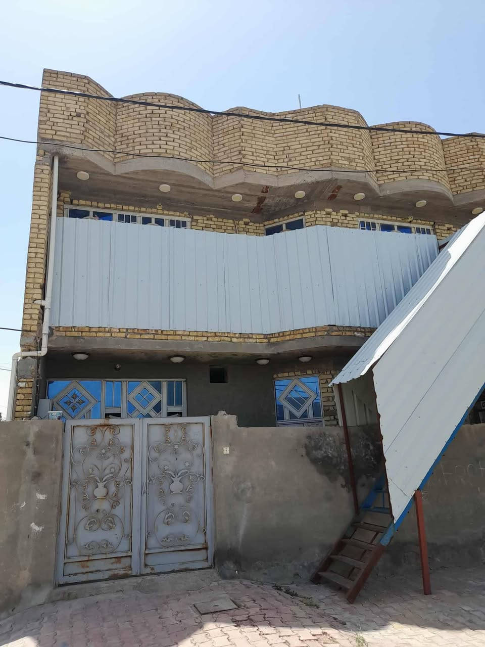 السلام عليكم مشتمل للبيع واسط شهداء شارع سبعه نيسان ركن على شارع مساحه 100متر 10x10بناء ٢١١٧ طابو صرف طابقين سعر130 قابل للتفاوض وبيه مجال تصال أو وات ساب ***********
